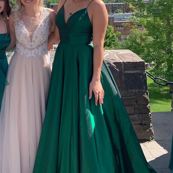 Lightly used Sherri Hill emerald grad ball gown 💚 - Picture 5 of 6